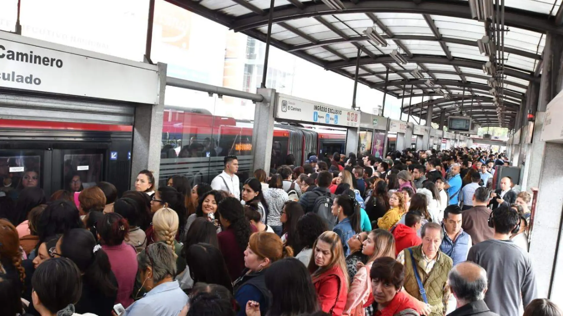 laura lovera foto trafico contaminacion cdmx metrobus gente